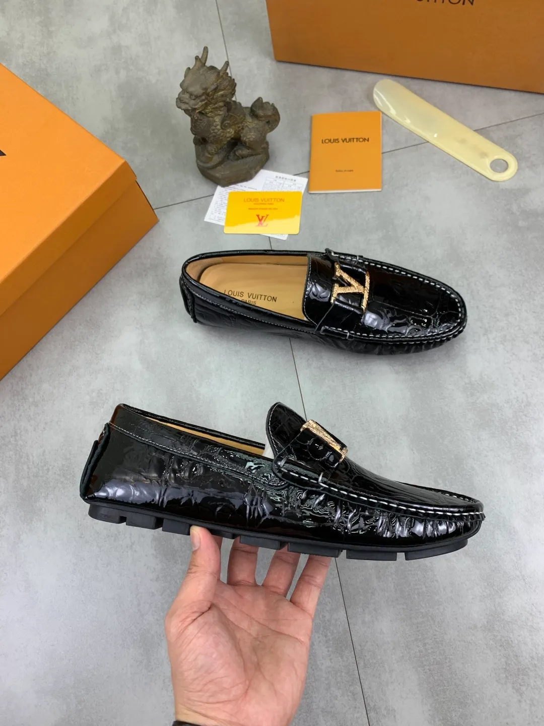 Men's men's shoes 💰P360💰【New style】🆘 🔥🆕【Louis Vuitton】LV Hong Kong high-quality beanie shoes. Loaf style for lazy people. This fabric is made of 🇮🇹 imported Italian first-layer cowhide➕full first-layer pigskin lining. The lining is more high-end. The original non-slip and wear-resistant rubber outsole is the only choice for driving. Size: 38-45. 4️⃣colors available.